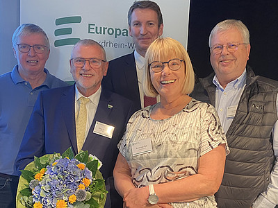 Siegmar Schridde, Annerose Pott und Bernd Weber (v.l.), hier gemeinsam mit dem scheidenden Landesvorsitzenden Peter Wahl (l.) und dem neugewählten Vorsitzenden Prof. Dr. Patrick Sensburg (3. v.l.), vertraten die Europa-Union Steinfurt auf der Landesversammlung in Arnsberg. Foto: Susanne Schütz